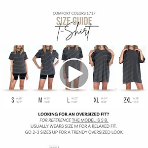 Op de afbeelding: Een Comfort Colors 1717 t-shirt maattabel met vijf variaties van een antracietgrijs t-shirt van maat S tot 2XL. Elke maat bevat breedte- en hoogtematen in inches. De tekst bevat maatlabels, afmetingen en adviezen over de pasvorm.