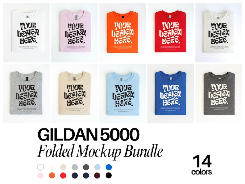 Pu&ograve; includere: Un set di mockup di 14 t-shirt Gildan 5000 piegate in vari colori, tra cui bianco, nero, grigio, rosso, blu, rosa e azzurro. Ogni t-shirt presenta il testo "Your Design Here" in un font retr&ograve;.