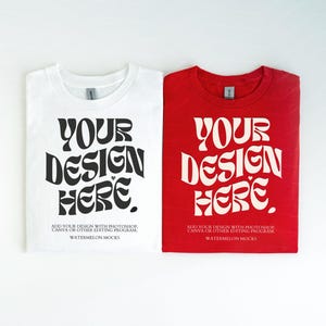 Peut inclure: Un t-shirt blanc et un t-shirt rouge, chacun portant le texte noir "YOUR DESIGN HERE." et un texte plus petit en dessous indiquant "ADD YOUR DESIGN WITH PHOTOSHOP, CANVA OR OTHER EDITING PROGRAM." et "WATERMELON MOCKS" imprimé sur le devant.