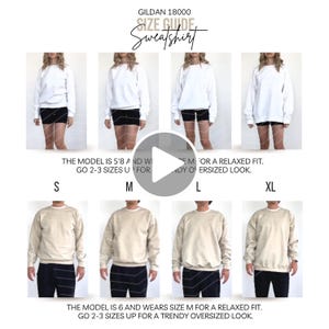 Könnte beinhalten: Gildan 18000 Sweatshirt-Größentabelle mit weißen und beigen Rundhals-Sweatshirts in den Größen S, M, L und XL. Der Text lautet: GILDAN 18000 SIZE GUIDE, THE MODEL IS 5'8 AND WEARS SIZE M FOR A RELAXED FIT. GO 2-3 SIZES UP FOR A TRENDY OVERSIZED LOOK.