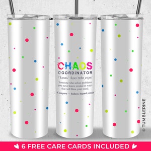 Op de afbeelding: Een witte tumbler met een kleurrijk confettipatroon en de tekst "CHAOS COORDINATOR /'keias//kou'ǝrdn, eitǝr/ Someone who solves problems you never knew existed in ways that will blow your mind; Compare - badass; legend; ninja" erop gedrukt. 6 GRATIS VERZORGINGSKAARTEN INBEGRIPEN.