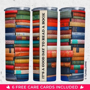 Może przedstawiać: Kubek ze stali nierdzewnej z kolorowym wzorem stosu książek. Kubek zawiera napis "It's a good day to read a book".