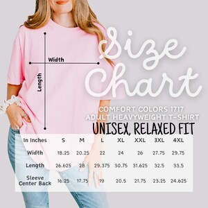 Pode incluir: Camiseta unissex rosa claro com uma sobreposi&ccedil;&atilde;o de tabela de tamanhos. A tabela lista as medidas em polegadas para largura, comprimento e centro das costas da manga para os tamanhos S a 4XL. A camisa &eacute; Comfort Colors 1717, para adultos, pesada e de caimento folgado.