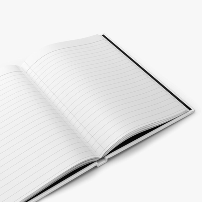 Puede incluir: Un cuaderno negro y blanco con l&iacute;neas, con una encuadernaci&oacute;n negra, abierto en una p&aacute;gina en blanco.