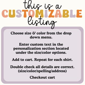 Puede incluir: Fondo blanco con las palabras "this is a CUSTOMIZABLE listing" en varios colores. Debajo, un rect&aacute;ngulo morado contiene instrucciones: elige talla y color, introduce texto personalizado, a&ntilde;ade al carrito, comprueba los detalles y finaliza la compra.