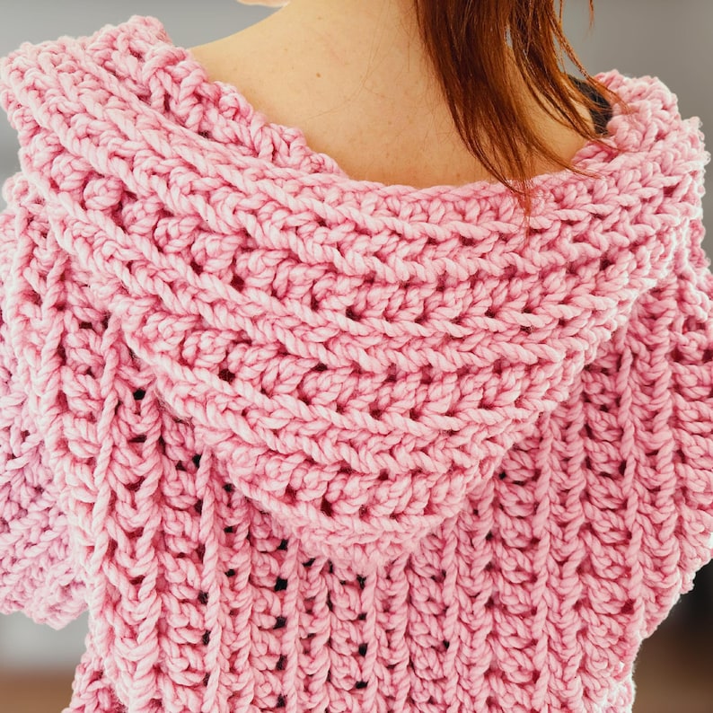 Op de afbeelding: Een roze gebreide hooded cardigan met een textuurpatroon.