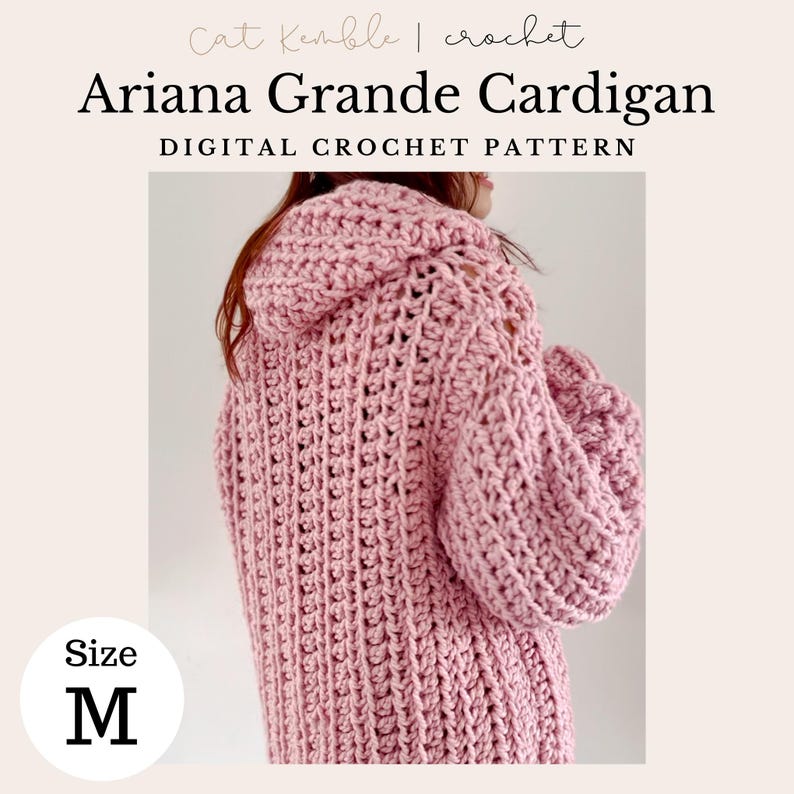 Op de afbeelding: Een roze gebreide cardigan met een capuchon. De cardigan is maat M.