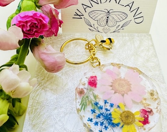 Daisy Pressed Dried Flower Key Ring With Bee Charm