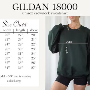 以下が含まれることがあります： Gildan 18000 ユニセックスクルーネック スウェットシャツのサイズチャート。チャートは、サイズ S から 5XL までの幅、長さ、袖丈の寸法をインチで示しています。モデルはサイズ L を着用しています。