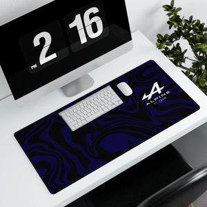 Puede incluir: Un ratón de ordenador negro y azul con un patrón de remolino. El ratón tiene el texto "Alpine F1 Team" y el número "4" en blanco.