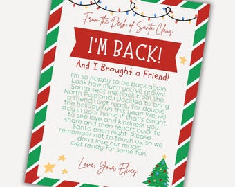 Op de afbeelding: Een afdrukbaar bord met rode en groene strepen met de tekst "From the Desk of Santa Claus I'M BACK! And I Brought a Friend!" Het bord is versierd met een kerstboom en sterren.