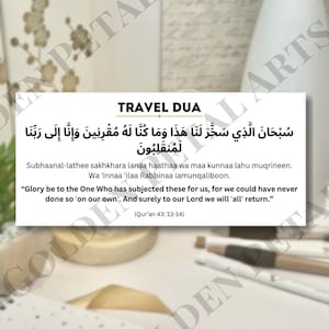 Op de afbeelding: Een witte kaart met een zwarte rand en de tekst "TRAVEL DUA" in zwart. De kaart toont een islamitisch gebed in Arabisch schrift met een Engelse vertaling eronder. De tekst luidt: "Subhaanal-lathee sakhkhara lanaa haathaa wa maa kunnaa lahu muqrineen. Wa 'innaa 'ilaa Rabbinaa lamunqaliboon. "Glory be to the One Who has subjected these for us, for we could have never done so 'on our own'. And surely to our Lord we will 'all' return." (Qur'an 43: 13-14)"