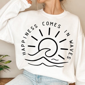 Geluk komt in golven SVG, Summer Shirt Svg, Positive Svg, Waves Svg, Beach Svg, Summer Vacay Vibe svg, Png