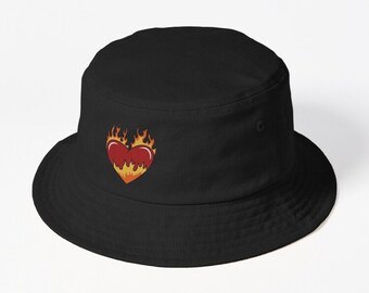 Sombrero de pescador con corazón de llamas