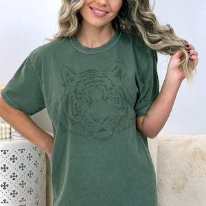 Tiger Face Graphic Tee, Tiger Shirt, Vintage Tiger Shirt, Trendy Tiger Tee, Womens Graphic Tee, Animal Print