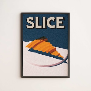 Könnte beinhalten: Ein gerahmter Kunstdruck mit einer stilisierten Illustration einer Pizzaschnitte. Das Wort "SLICE" steht in großen, beigen Buchstaben vor einem dunkelblauen Hintergrund. Die Pizzaschnitte ist orange und liegt auf einer weißen Oberfläche.