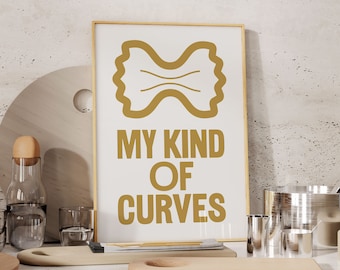Può includere: Una stampa incorniciata bianca con una forma di pasta dorata e il testo "My Kind Of Curves".
