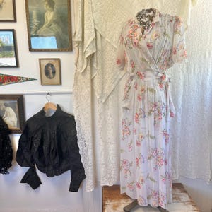 Vintage 1940&#39;s Floral Rayon Wrap Dress