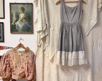 Vestido vintage de cuadros vichy negros de los años 50 con dobladillo con ojales