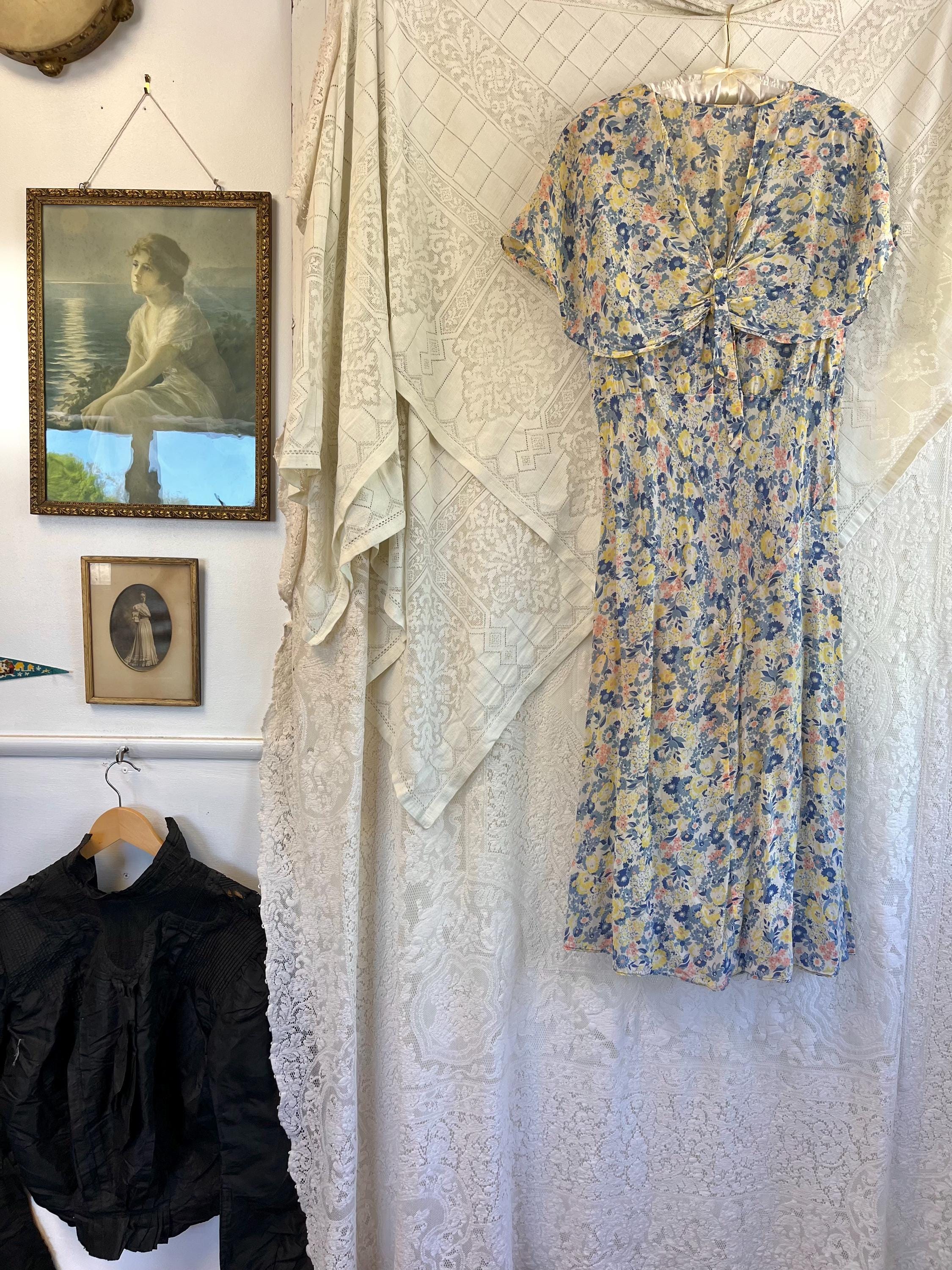 1940年代のヴィンテージ花柄レーヨンデイドレス - ケープレットボディ 