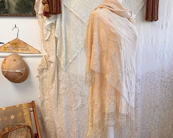 Chal de piano antiguo de pongee de la década de 1910 con bordado floral