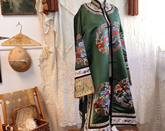 Szlafrok z chińskiego jedwabiu z lat 60. XX wieku z haftem jedwabnym