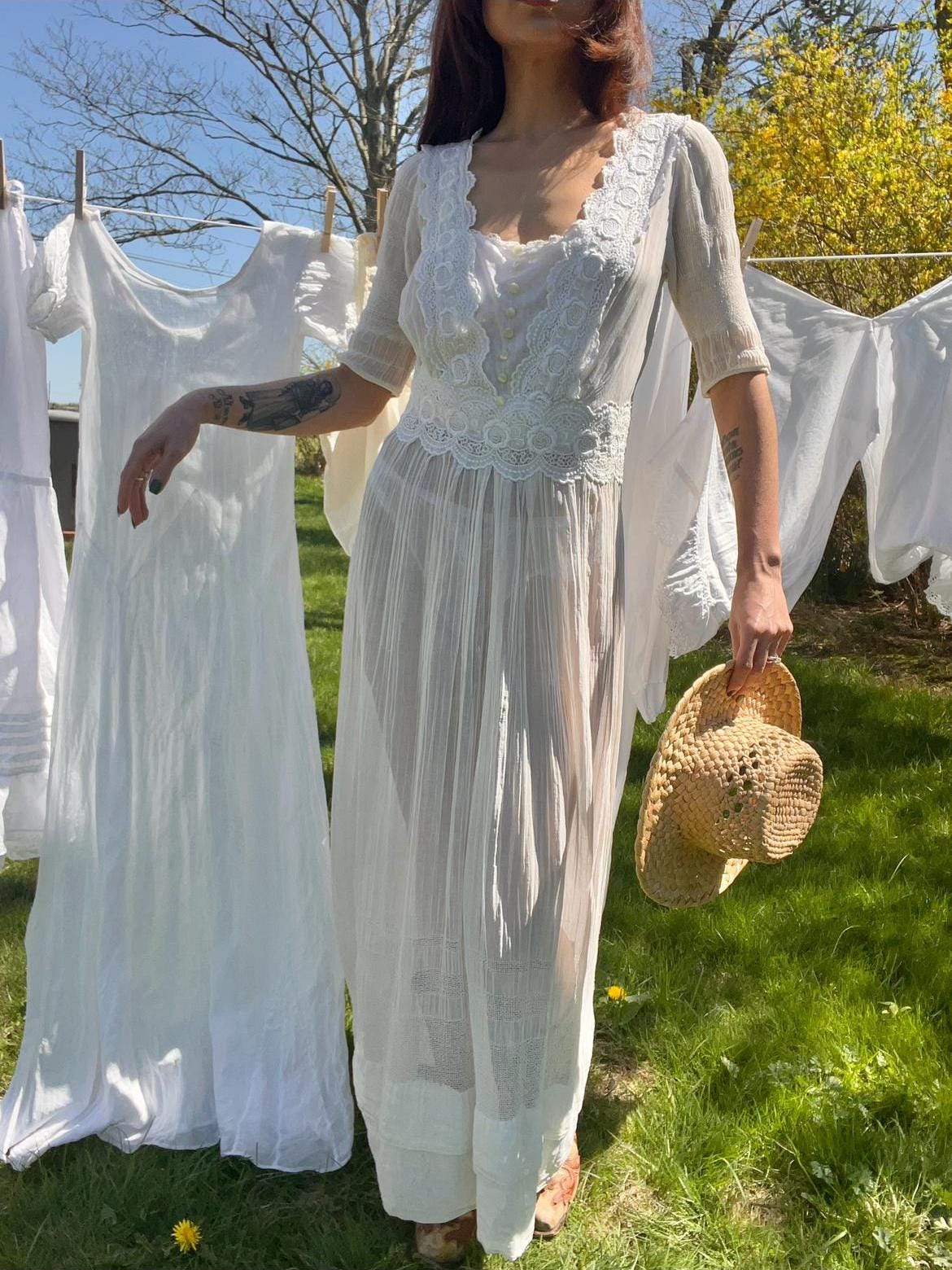 Antikes Teekleid aus der Edwardianischen Epoche mit Blumenstickerei