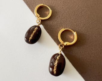 Orecchini a cerchio con veri chicchi di caffè Kona: placcati in oro 18 carati, realizzati a mano alle Hawaii.