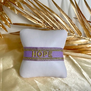 Bracelets tissu love hope réglables été brodés fait main couleurs rose violet bleu beige noir ajustable pas cher tendance à la mode hope violet