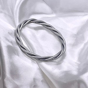 Fine twisted braided Buddhist bangle cheap trendy silver color fashionable bangle bracelet water resistant Buddhist bangles Jonc torsadé