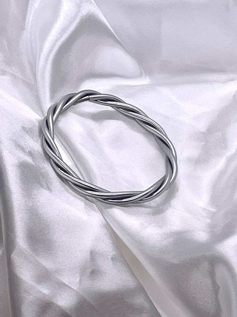 Fine twisted braided Buddhist bangle cheap trendy silver color fashionable bangle bracelet water resistant Buddhist bangles Jonc torsadé