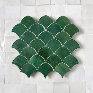Peut inclure: Un motif de carrelage marocain vert avec un design en forme d'écailles de poisson. Les carreaux sont disposés en un motif symétrique, créant un design visuellement attrayant et unique.