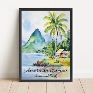 Könnte beinhalten: Aquarellmalerei einer tropischen Inselszene mit einem üppigen grünen Berg, Palmen und einem kleinen Haus. Der Text "American Samoa National Park" befindet sich am unteren Rand des Bildes.