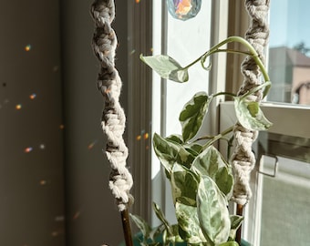 Makramé växtspaljé: Bambu solfångare med kristallprisma