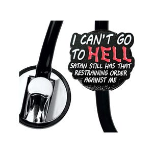 Puede incluir: Un juego de tres tazas de cerámica con un acabado mate moteado. Cada taza presenta un color diferente: azul claro, crema y gris. Las tazas tienen un diseño simple y moderno y un asa cómoda.