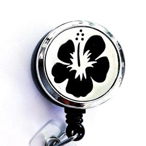 Puede incluir: Un letrero de madera rústica con el texto "Welcome to our home" en un estilo manuscrito. El letrero presenta un acabado envejecido y un diseño simple y acogedor, ideal para un porche o entrada.