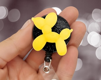 Portatarjetas de identificación con forma de perro y globo: un original portatarjetas de identificación de resina con purpurina.