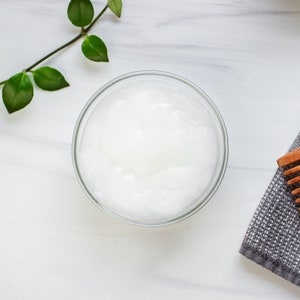 Acondicionador líquido rellenable en botella de aluminio. Seguro para el color, apto para niños, apto para pieles sensibles, cero residuos, vegano, sin aceite de palma.
