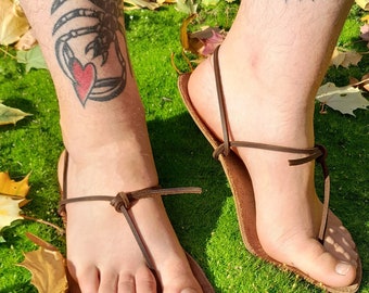 Sandales en cuir aux pieds nus