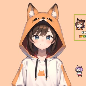 Puede incluir: Una ilustraci&oacute;n de estilo anime de una chica con cabello casta&ntilde;o que lleva una sudadera blanca con orejas de zorro naranja y una cara de zorro en la parte delantera. La chica sonr&iacute;e y mira al espectador. El fondo es de color naranja claro. La imagen tambi&eacute;n incluye dos peque&ntilde;os emoticonos de la chica con diferentes expresiones, y el texto "EMOTES INCLUDED!" en colores arco&iacute;ris.