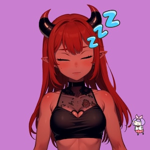 以下が含まれることがあります： 赤い髪と角と黒いトップを着たアニメキャラクターが目を閉じて寝ています。キャラクターは頬にピンクの赤面をしています。背景は紫です。キャラクターの隣には、紫色の髪とピンクのドレスを着た小さな白い漫画のキャラクターがいます。