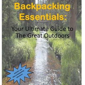 Può includere: Una copertina di libro con il titolo "Backpacking Essentials: Your Ultimate Guide to The Great Outdoors" in testo giallo. La copertina presenta una foto di un ruscello che scorre attraverso un bosco. Un'esplosione blu a forma di stella con il testo "ELEVATE your hikes to backpacking adventures" si trova nell'angolo in basso a sinistra. Il nome dell'autore, "Bob Dean", è nell'angolo in basso a destra.