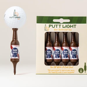 Pu&ograve; includere: Una pallina da golf bianca con il logo Putt Light appoggiata su un tee da golf marrone a forma di bottiglia di birra. Accanto c'&egrave; una scatola contenente sei tee da golf marroni a forma di bottiglia di birra etichettati Par Beer. La confezione riporta il testo Putt Light Beer Bottle Golf Tees.