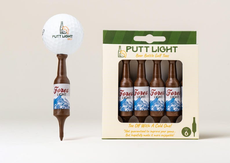 Pu&ograve; includere: Una pallina da golf bianca con il logo Putt Light &egrave; posizionata su un tee da golf marrone a forma di bottiglia di birra. Accanto, una scatola di cartone contiene quattro tee identici a forma di bottiglia, etichettati "Fores Light".