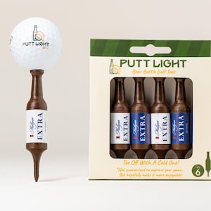 Pu&ograve; includere: Una pallina da golf bianca con il logo Putt Light Golf &egrave; posizionata su un tee da golf marrone a forma di bottiglia di birra. Accanto, una scatola di cartone contiene quattro tee marroni identici etichettati Mulligan Extra e Putt Light.