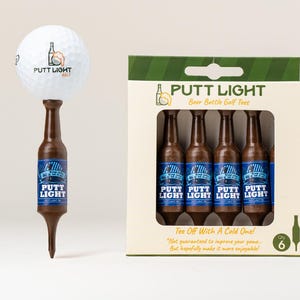 Pu&ograve; includere: Una pallina da golf bianca con il logo di una bottiglia di birra poggia su un tee da golf marrone a forma di bottiglia. Accanto, una scatola di cartone contiene sei tee da golf marroni identici a forma di bottiglia, etichettati Putt Light.