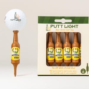 Pu&ograve; includere: Una pallina da golf bianca con il logo Putt Light Golf appoggiata su un tee da golf marrone a forma di bottiglia di birra. Accanto c'&egrave; una scatola di cartone contenente sei tee marroni identici, etichettati Putt Light Beer Bottle Golf Tees, Qty 6.