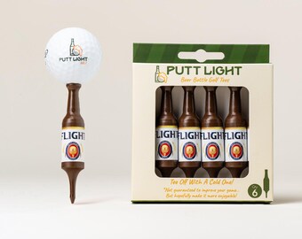 Può includere: Un pacchetto di sei tee da golf a forma di bottiglie di birra con il nome del marchio "Putt Light" stampato sul lato. I tee sono bianchi con cime marroni e un logo rosso e blu. La confezione è verde e bianca con il testo "Putt Light Beer Bottle Golf Tees" stampato su di essa.