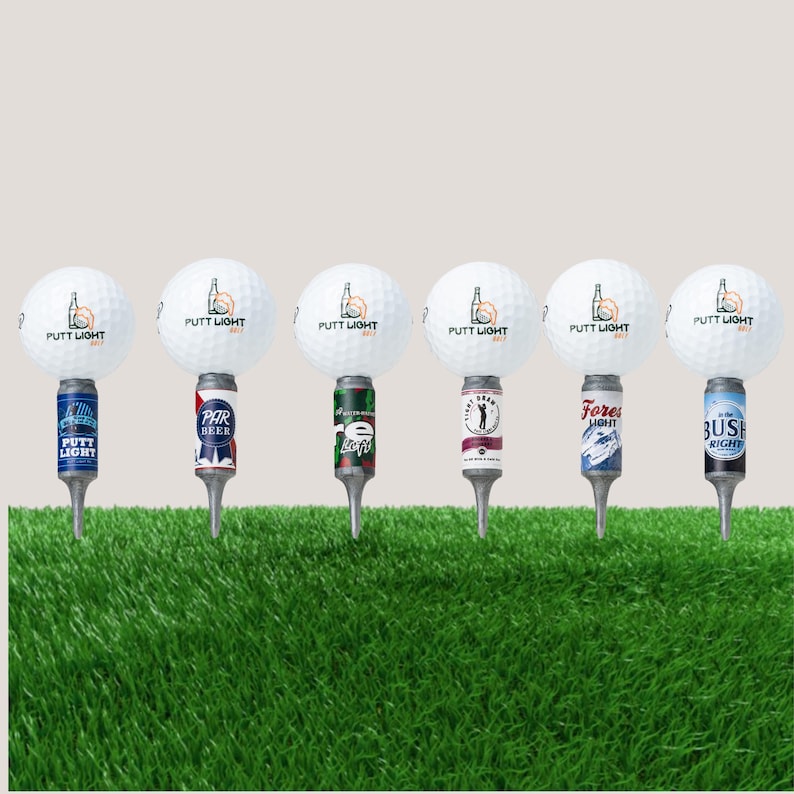 Pu&ograve; includere: Sei tee da golf con basi di lattine di birra. Ogni pallina da golf bianca ha la scritta "PUTT LIGHT". Le basi delle lattine di birra includono le etichette "PUTT LIGHT", "PAR BEER", "Lefty", "Fores Light" e "BUSH RIGHT". I tee sono su una superficie verde.