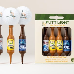 Pu&ograve; includere: Tre palline da golf bianche appoggiate su tee da golf marroni a forma di bottiglia di birra, accanto a una scatola di cartone contenente sei tee identici. La confezione riporta il testo "PUTT LIGHT Beer Bottle Golf Tees" e "Tee Off With A Cold One".